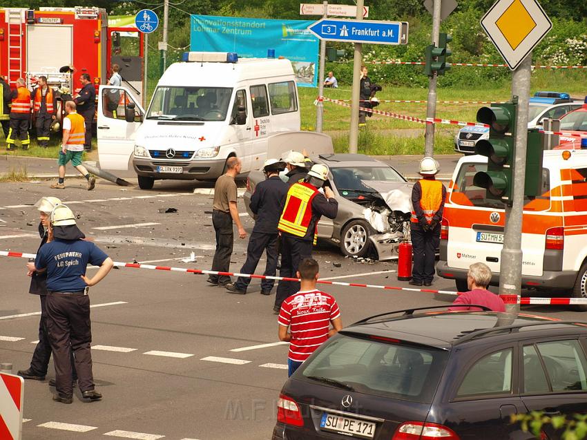 Schwerer Unfall mit Reisebus Lohmar Donrather Dreieck P174.JPG